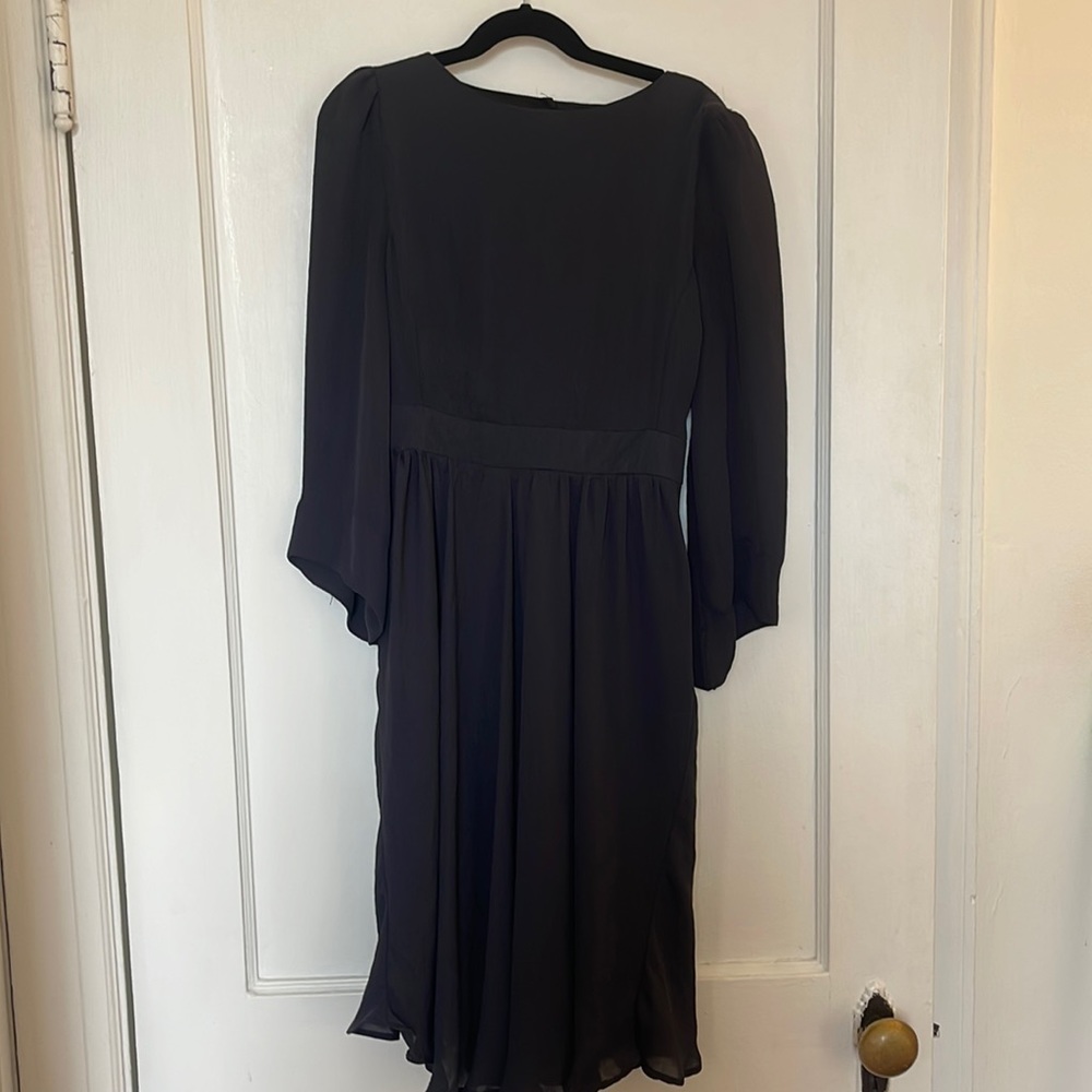 Navy cutout back flowy dress with slightly puffed sleeved